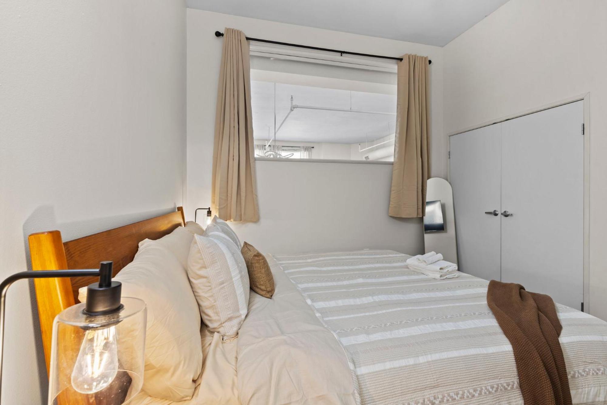 Indy Metro Stay - Sleeps 8 - Skywalk Access - Monument Circle Indianapolis Eksteriør bilde